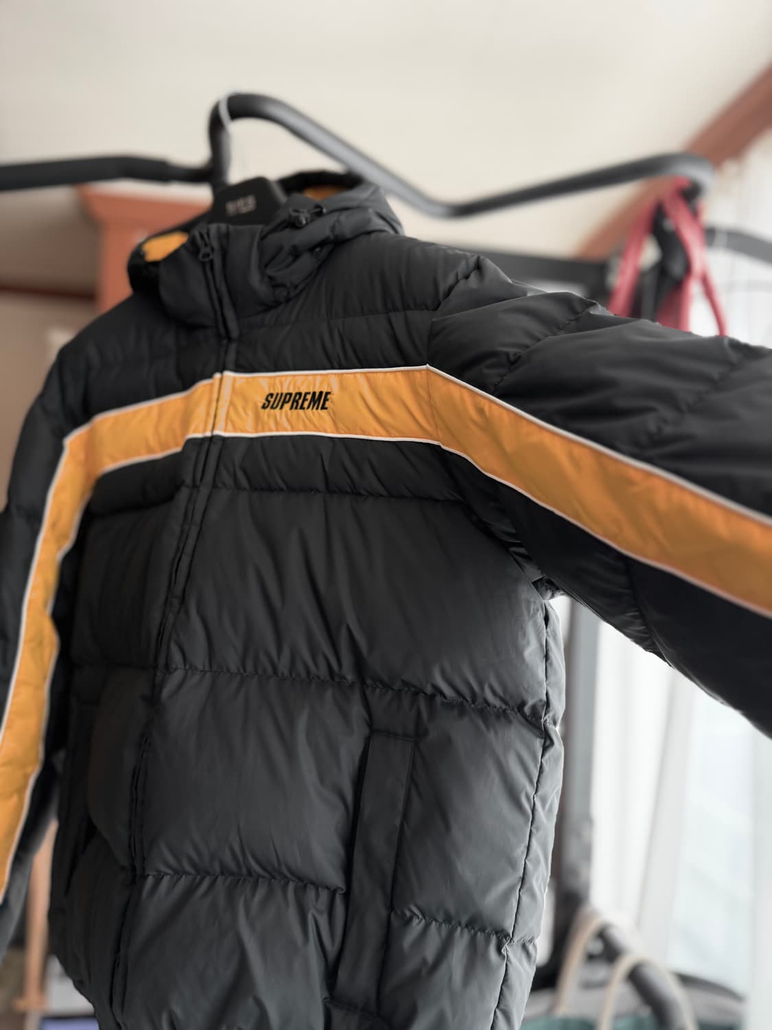 슈프림 [민트급.정품] 패딩 (시세 60만) 자수 로고 블랙 L(105) 상품이미지4