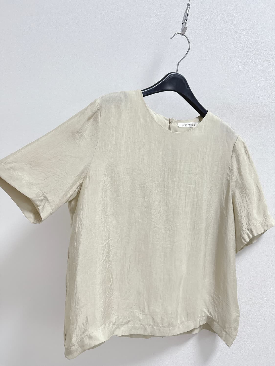 스텝어라운드 라운드넥 블라우스  상품이미지6