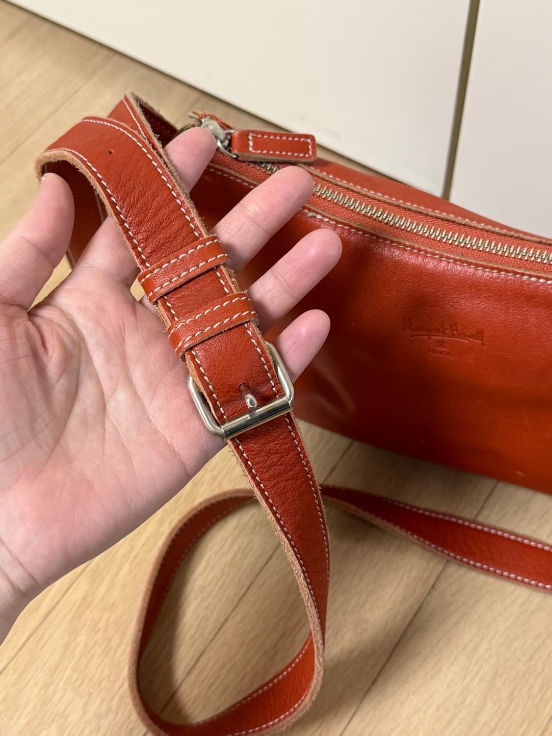 마가렛호웰 아이디어 소가죽 크로스백 상품이미지3