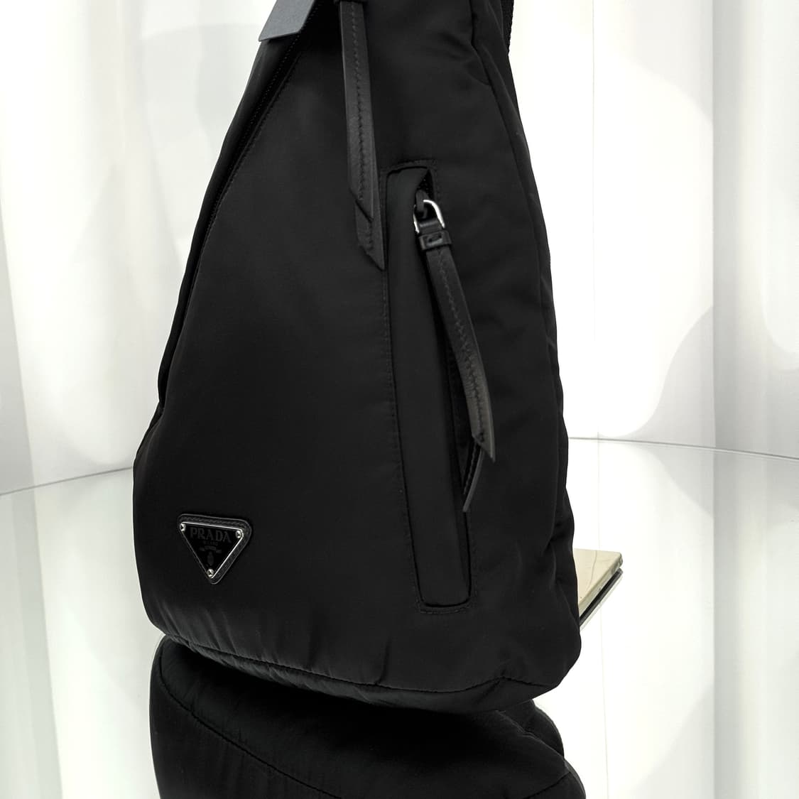 [정품] 프라다 삼각로고 리나일론 레더 슬링백 2VZ092 상품이미지8