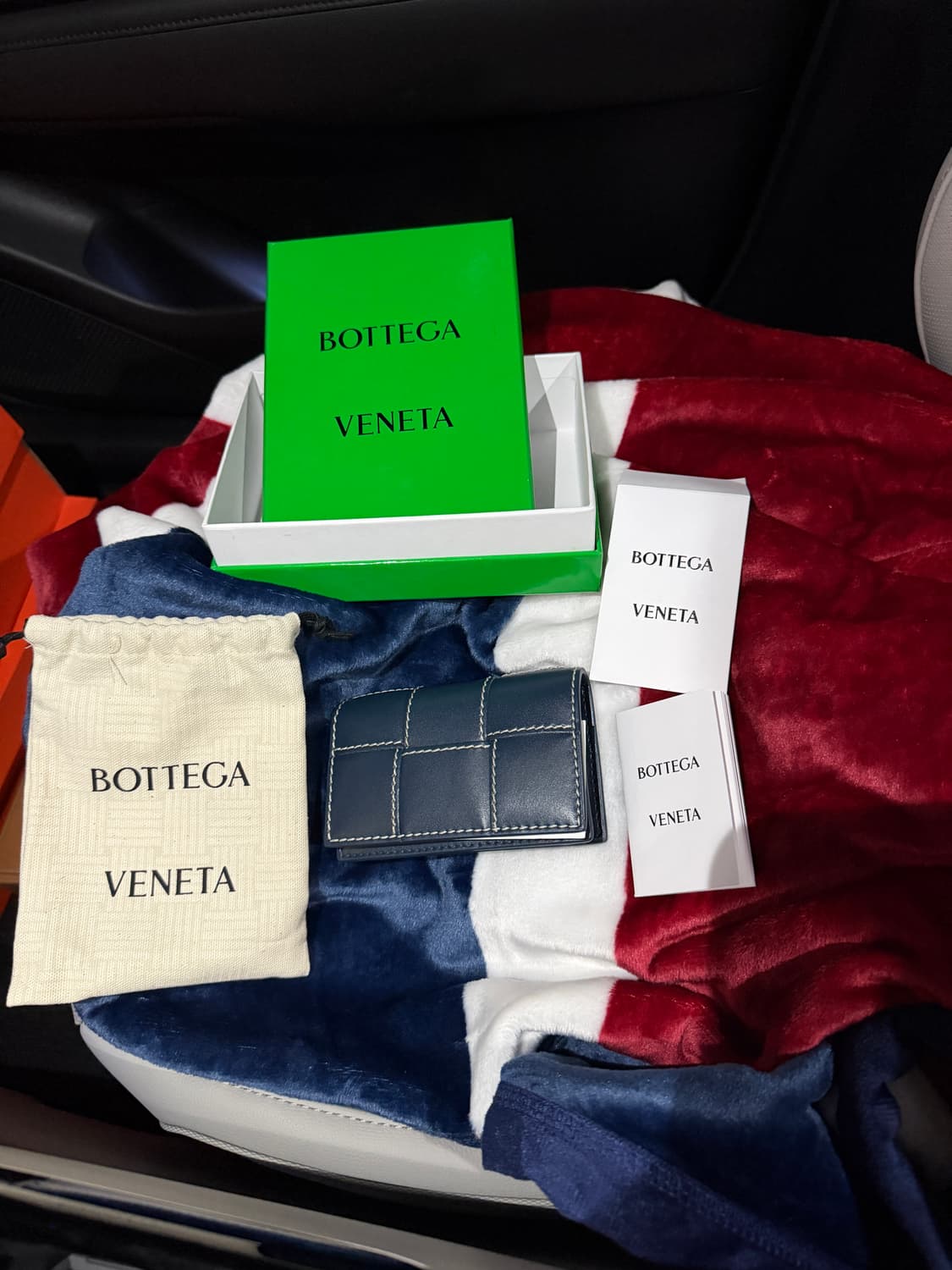 보테가베네타 카세트 스티치 카드지갑 한정판 딥블루 판매 상품이미지1