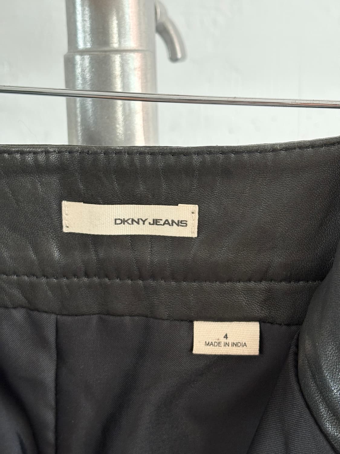 DKNY Jeans DKNY jeans 블랙 레더 미디 스커트 상품이미지4