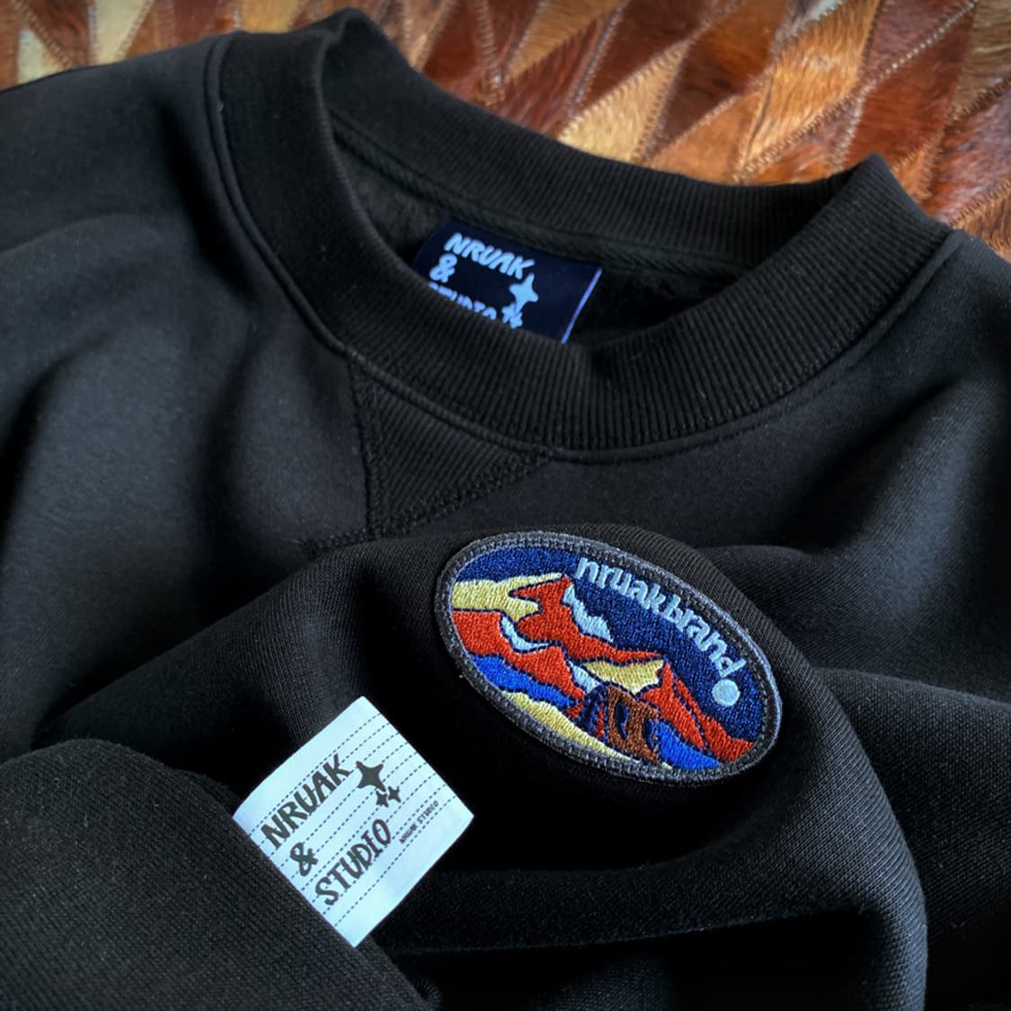 복고풍 자수 기모 맨투맨 (2color) 상품이미지2