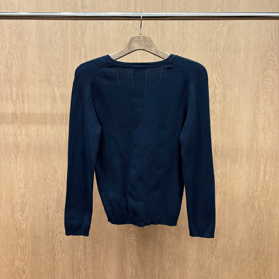 꾸레쥬 브이넥 니트 가디건 클래식 미니멀 세로 골지 버튼 디테일 네이비 상품이미지3