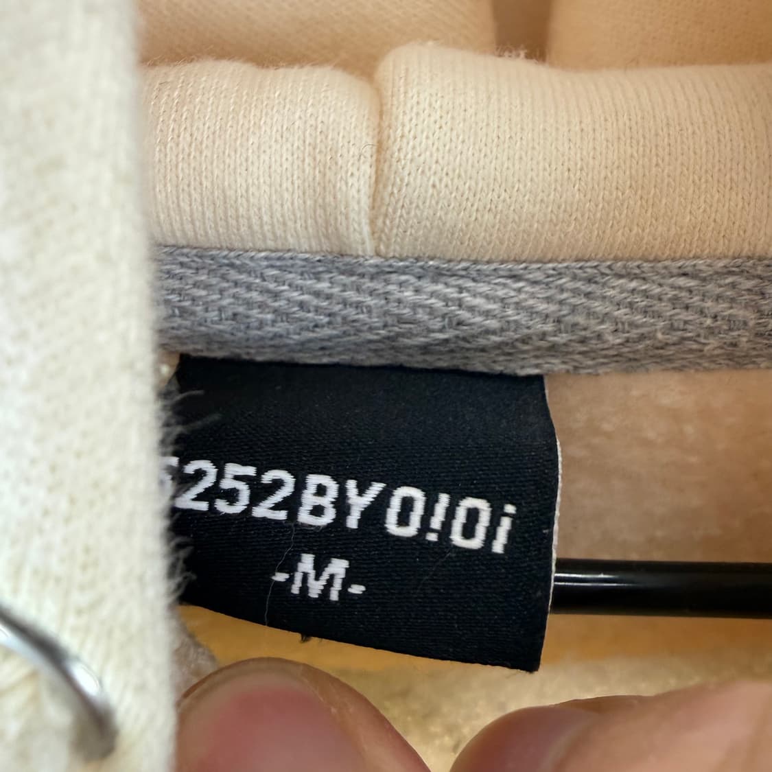 M) 오아이오아이 루즈핏 후드 티 크림 상품이미지3