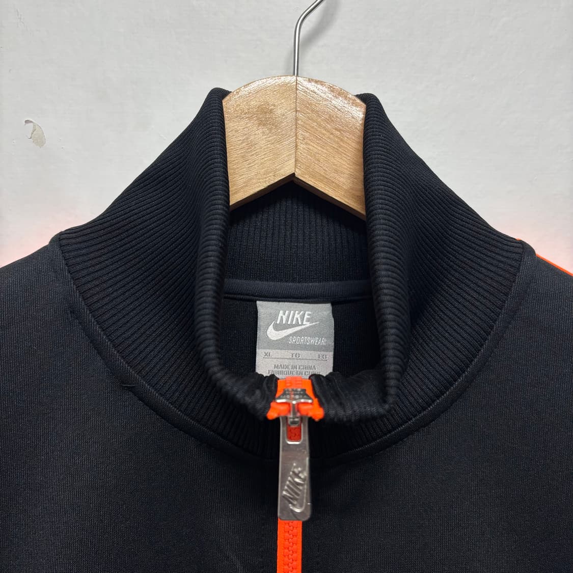 나이키 블랙 오렌지 트랙탑 상품이미지3