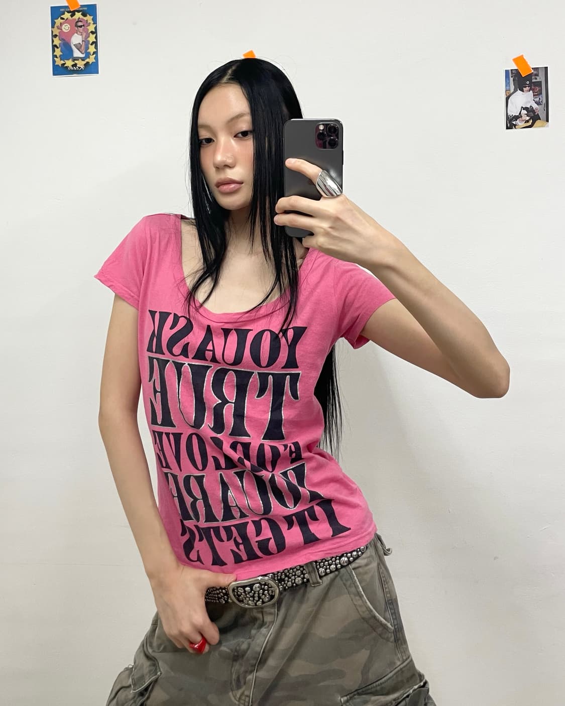 Black lettering Glossy pink T-shirt  상품이미지1