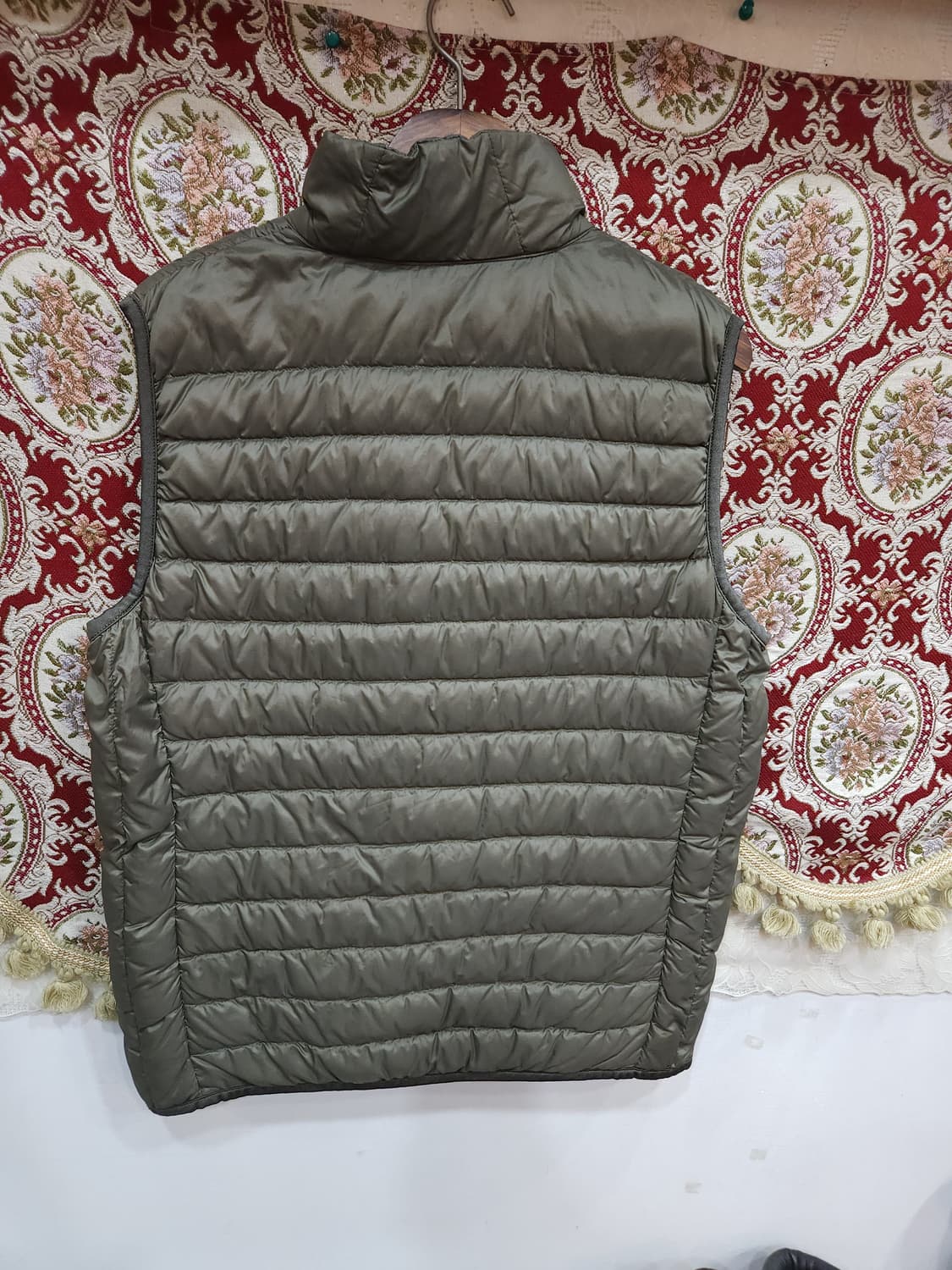 유니클로 카키 오리털 경량 패딩조끼

 상품이미지6