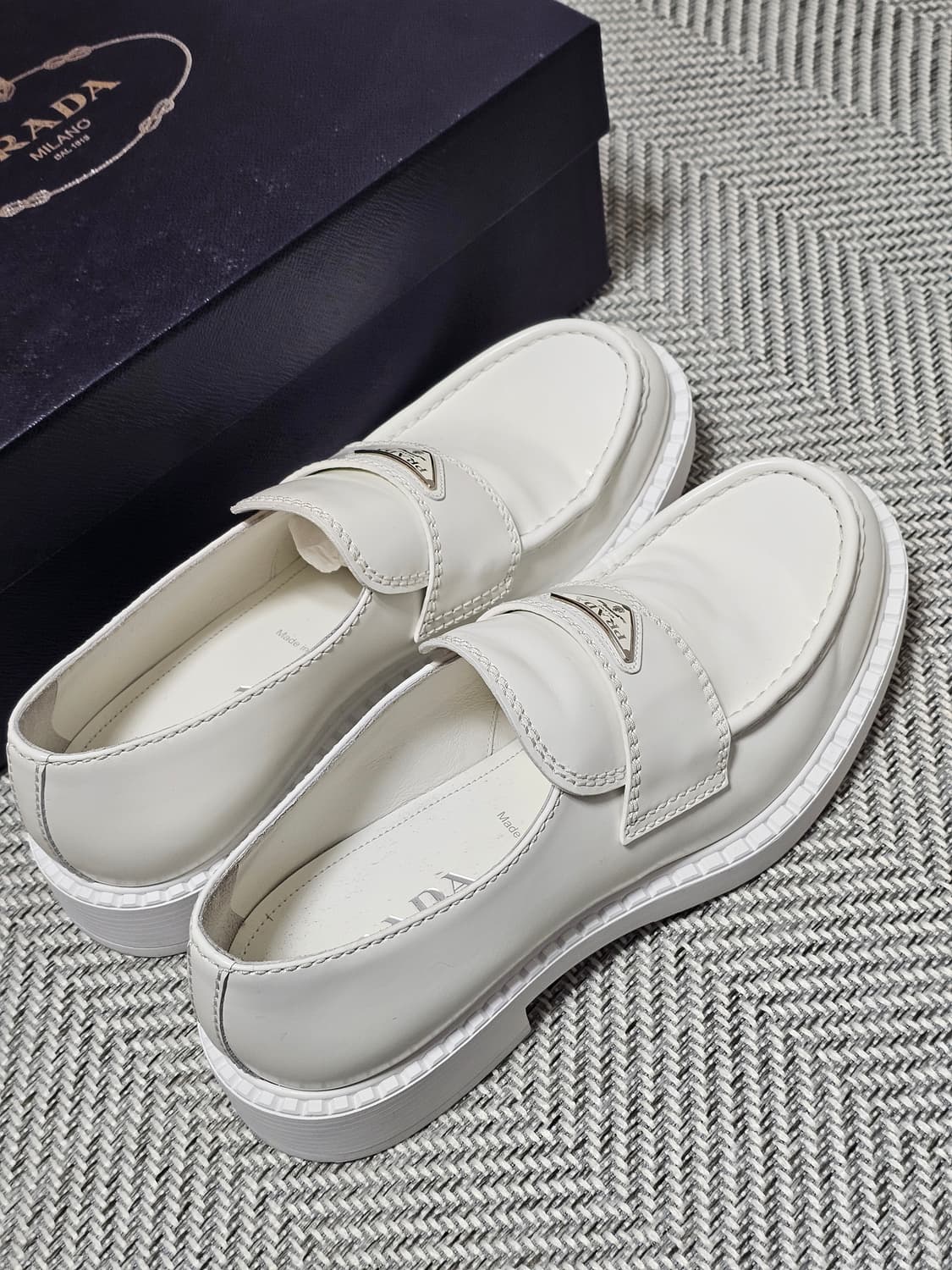 프라다 브러쉬드 가죽 로퍼 상품이미지4