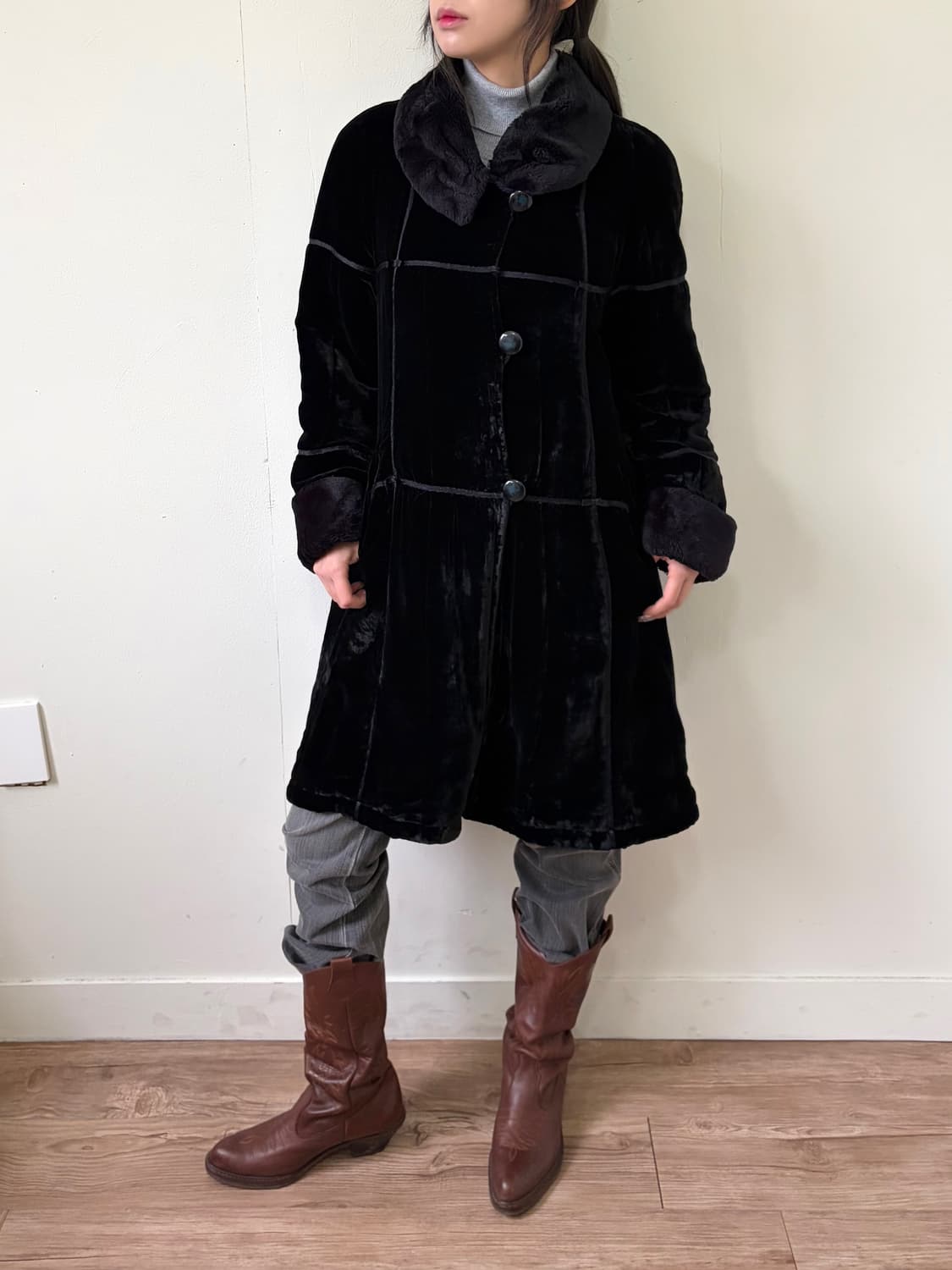Jilliow voice 블랙 벨벳 무스탕 코트 상품이미지5