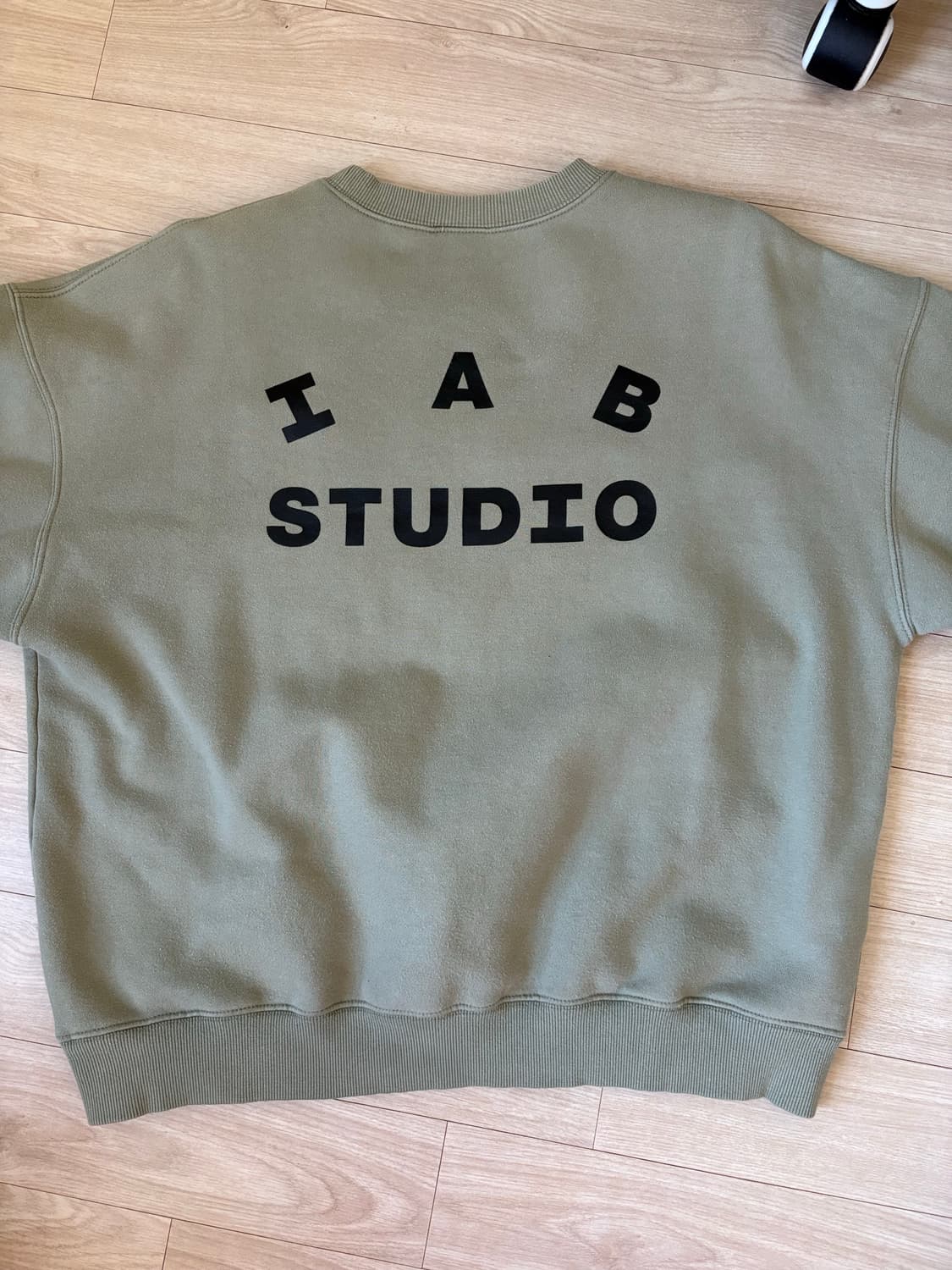 IAB STUDIO 맨투맨 올리브그린 상품이미지2