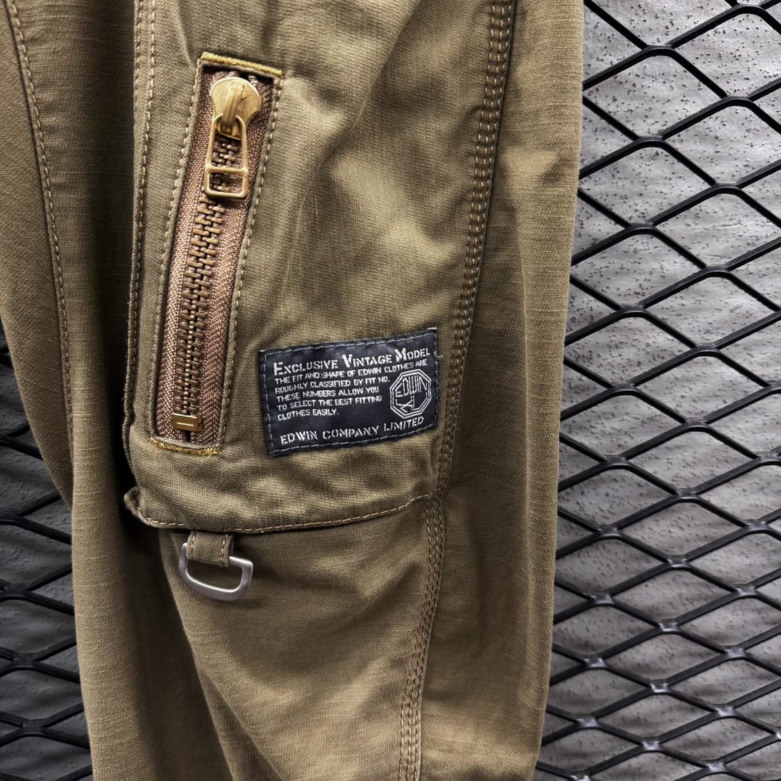 에드윈 커브드 밀리터리 카고팬츠 멀티포켓 D링 익스클루시브 패치 디테일 상품이미지6
