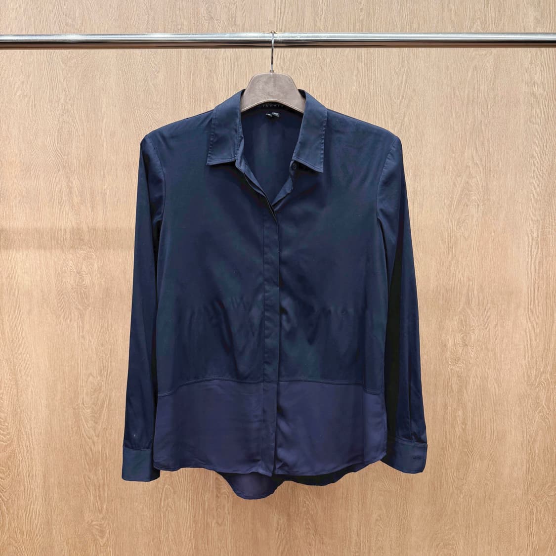 띠어리 배색 실크 믹스 셔츠 블라우스 히든 버튼 디테일 블랙 상품이미지2