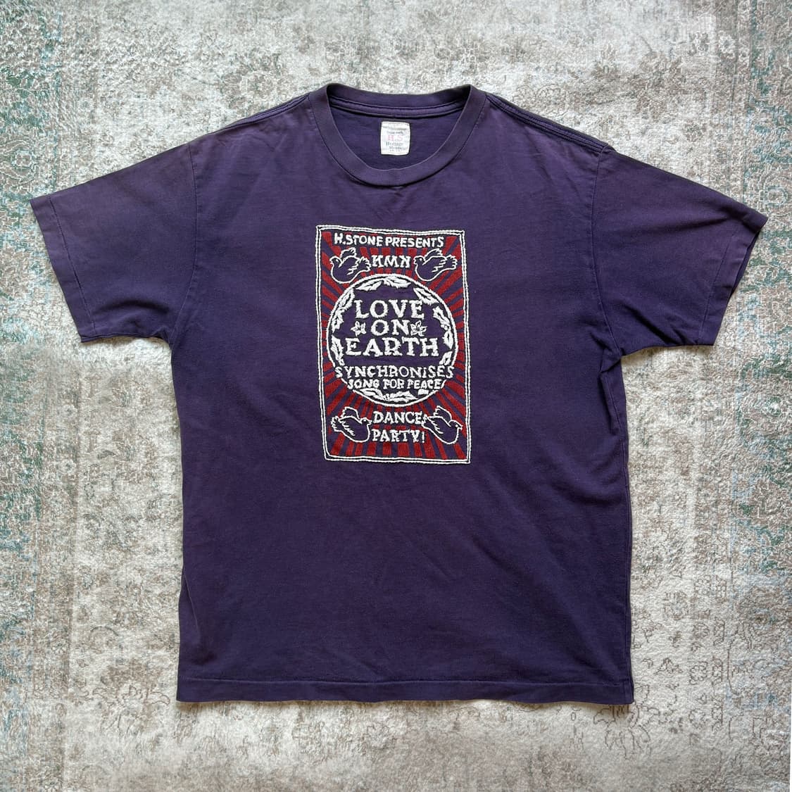 Love on Earth Graphic Tee 상품이미지1