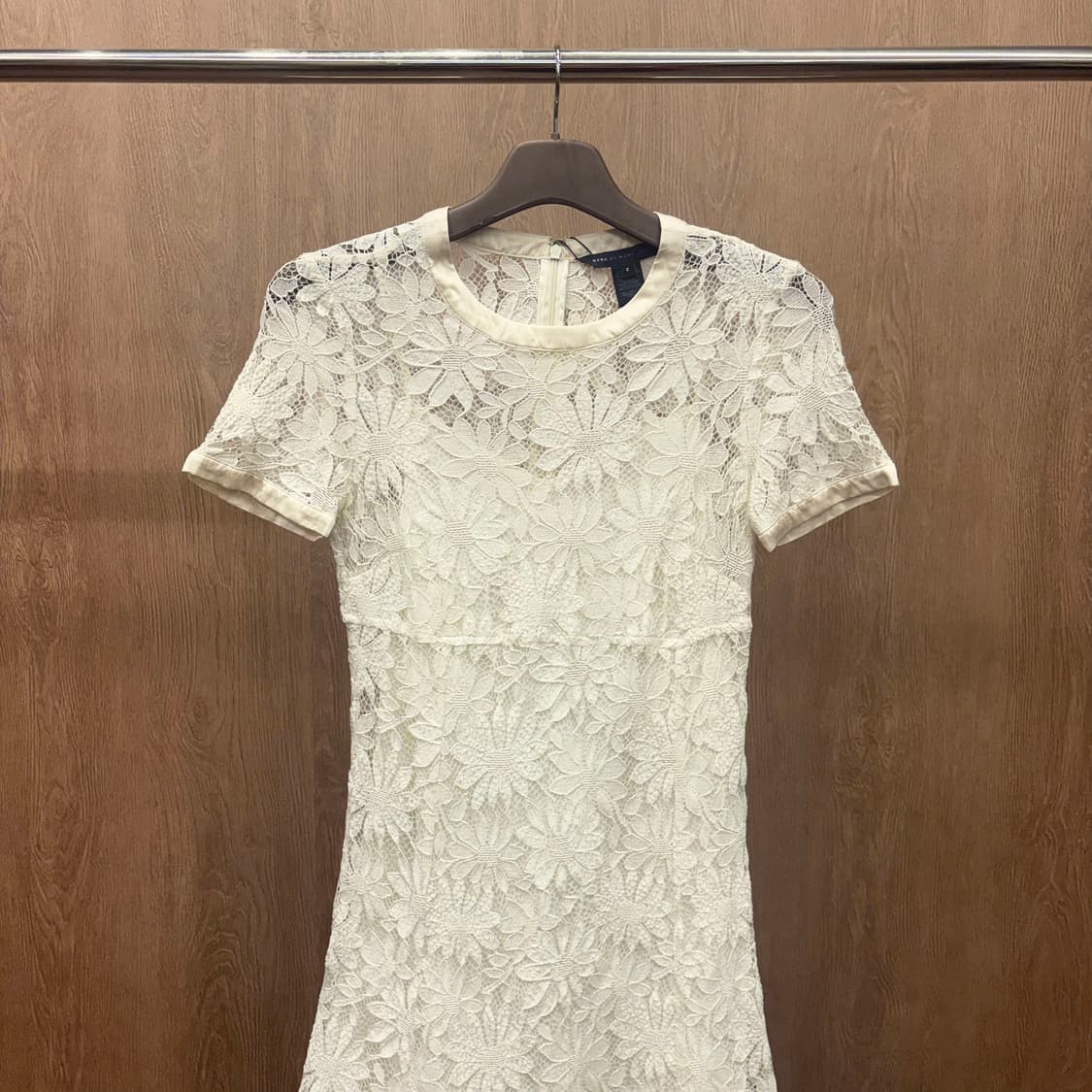 마크 제이콥스 미니 원피스 플라워 레이스 패턴 새틴 밑단 디테일 화이트 상품이미지4