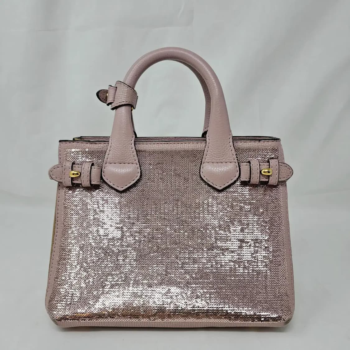 정품 버버리 하우스 체크 배너백 스몰 (스팽글 레더) 상품이미지1