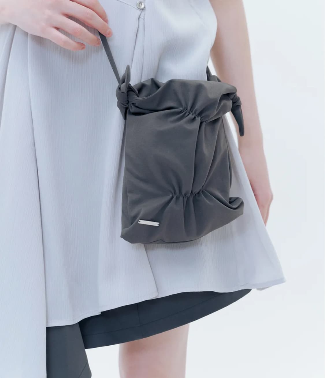 미세키서울 셔링 미니 크로스백 차콜 상품이미지1