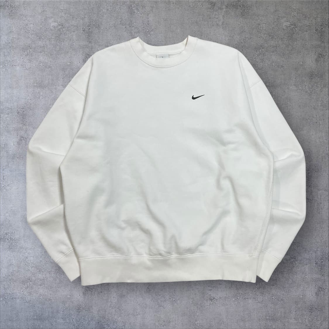 나이키 nrg 스몰 로고 화이트 미니멀 맨투맨 상품이미지1