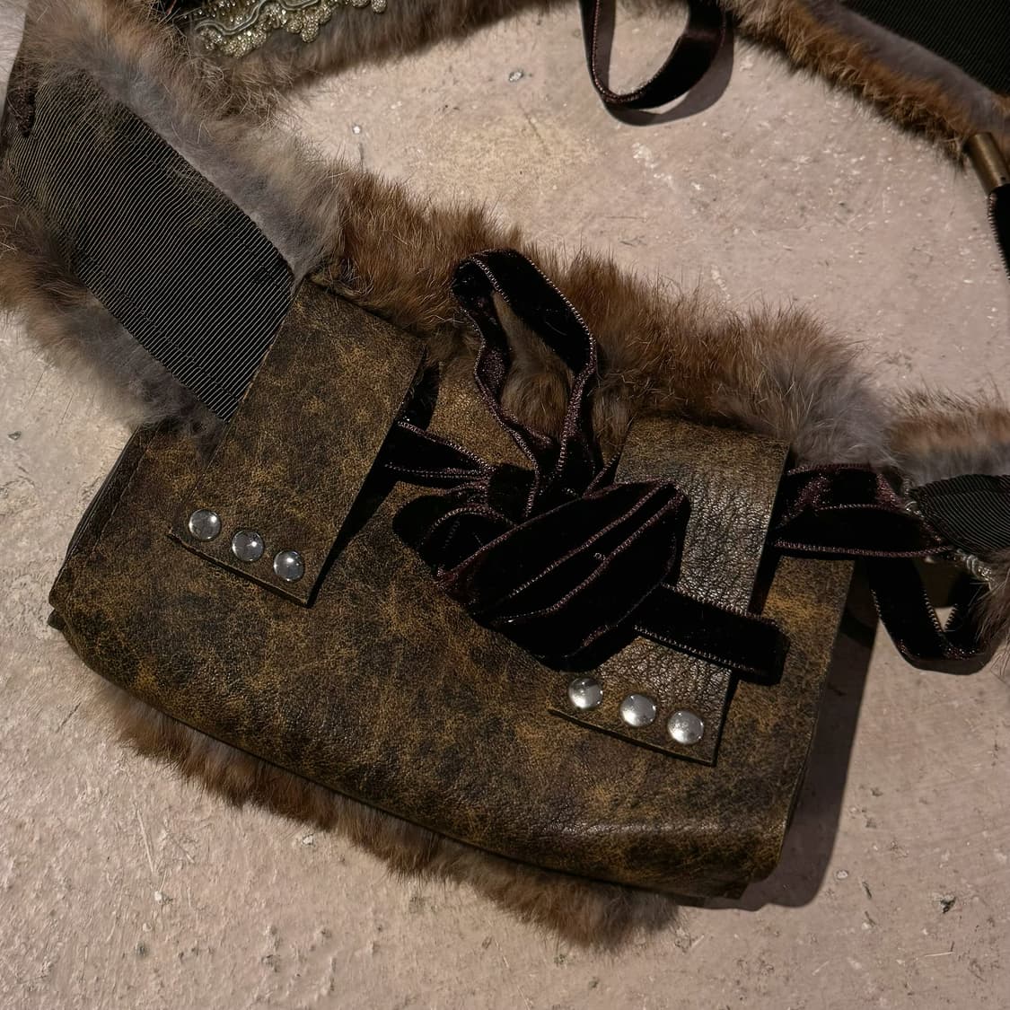 래빗퍼 벨트백 상품이미지4