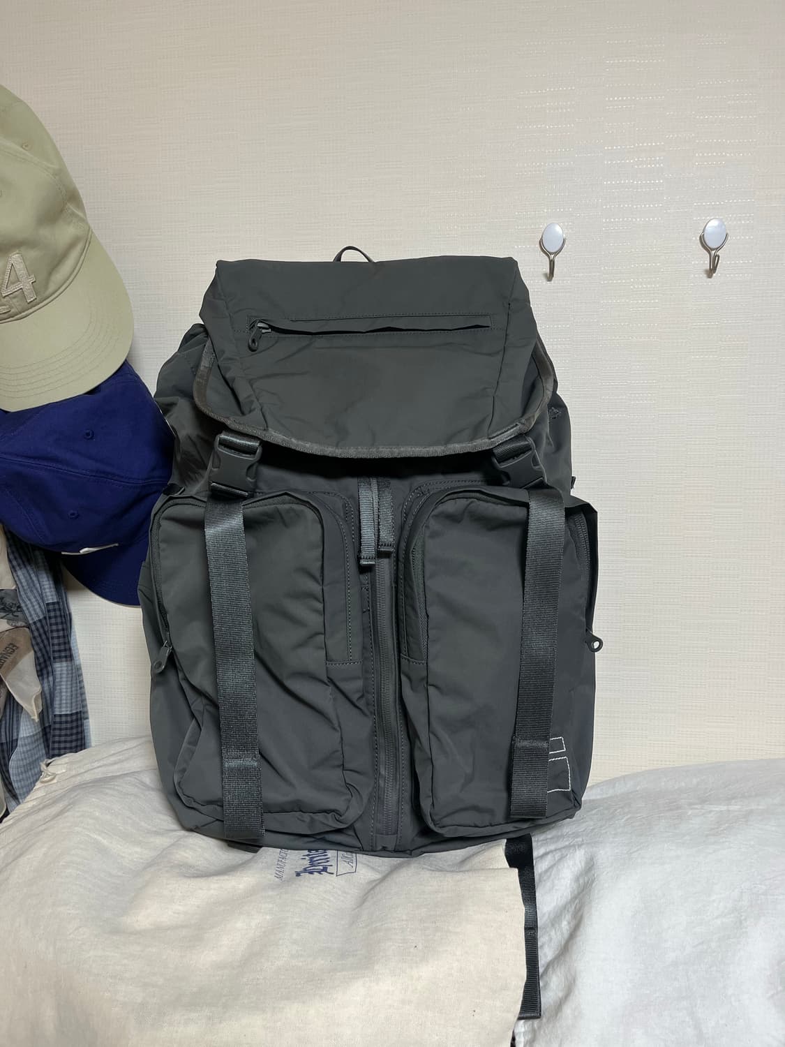블랭코브 더블 클라스프 백팩 올리브그레이 (25L) 상품이미지1