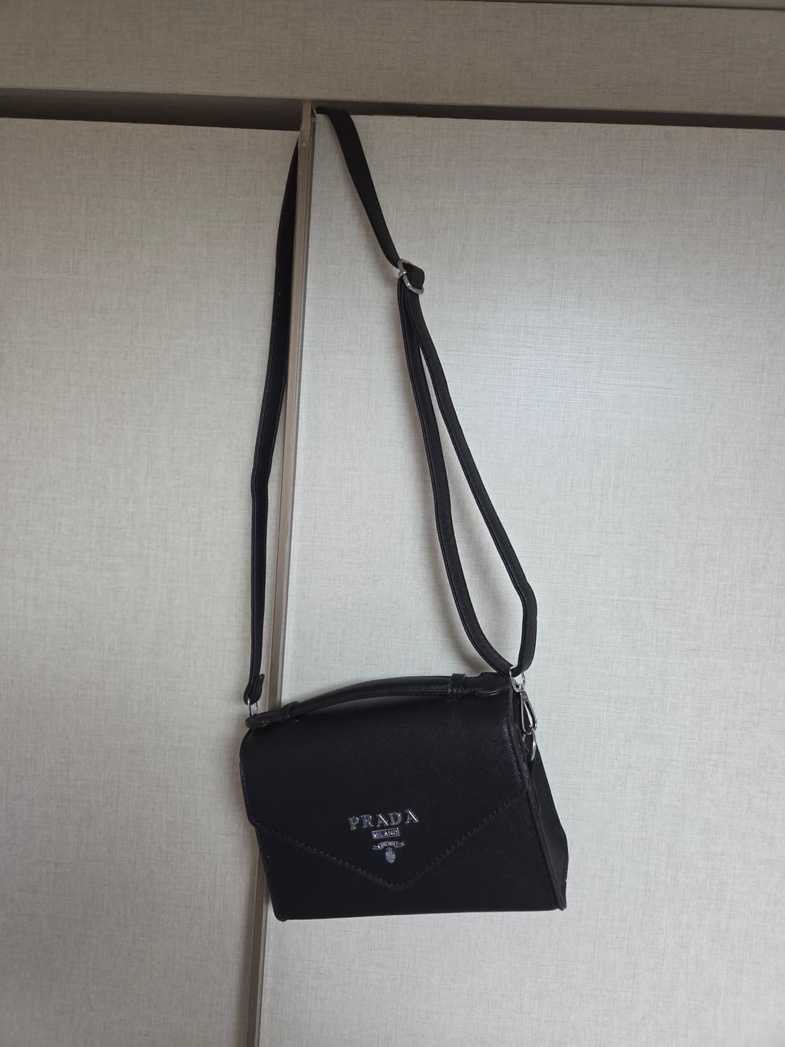 삼각 은장로고 사피아노 크로스백 블랙 상품이미지1