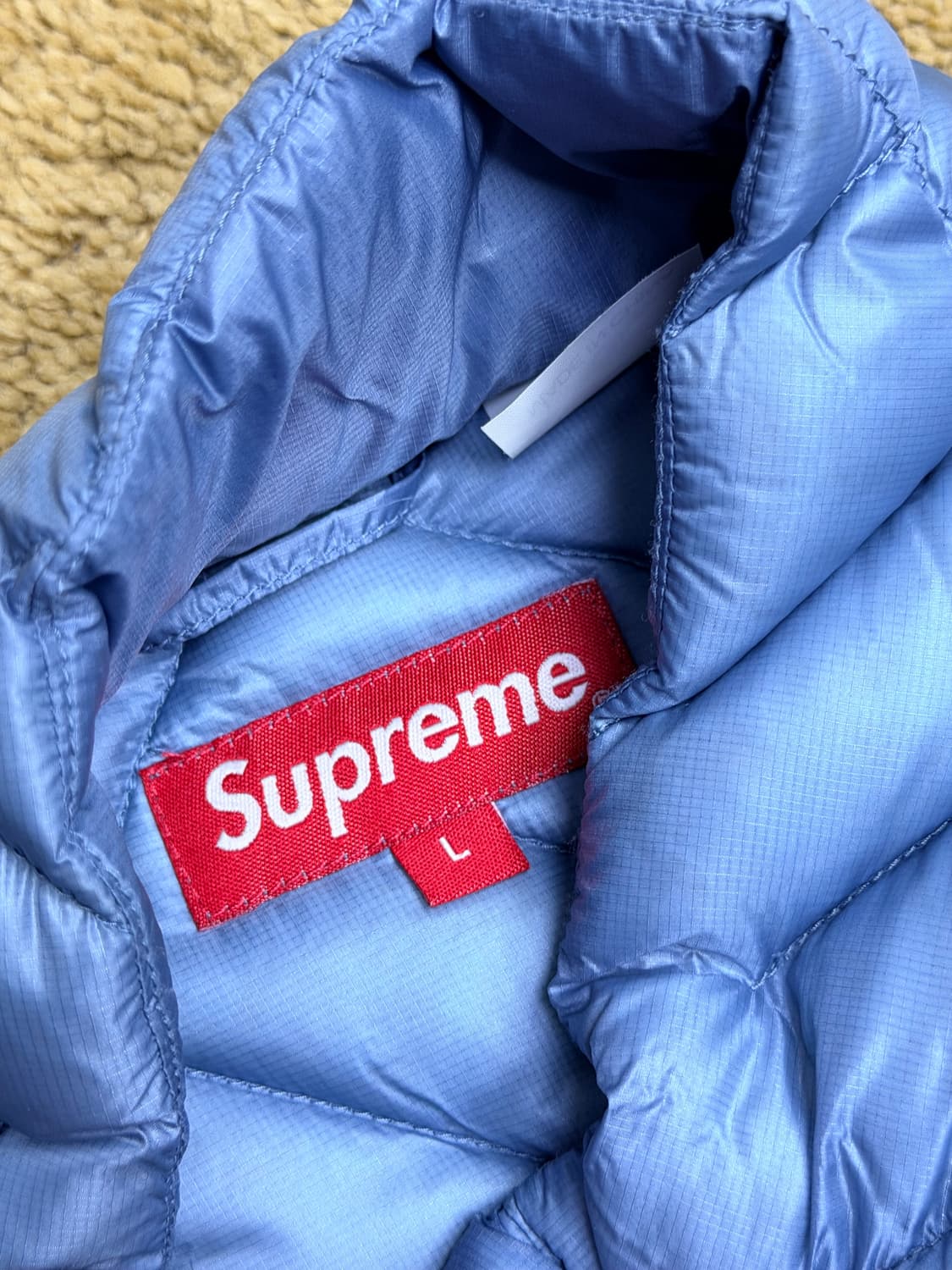 슈프림 22SS 스펠아웃 퀼티드 다운 자켓 슬레이트 색상 상품이미지6