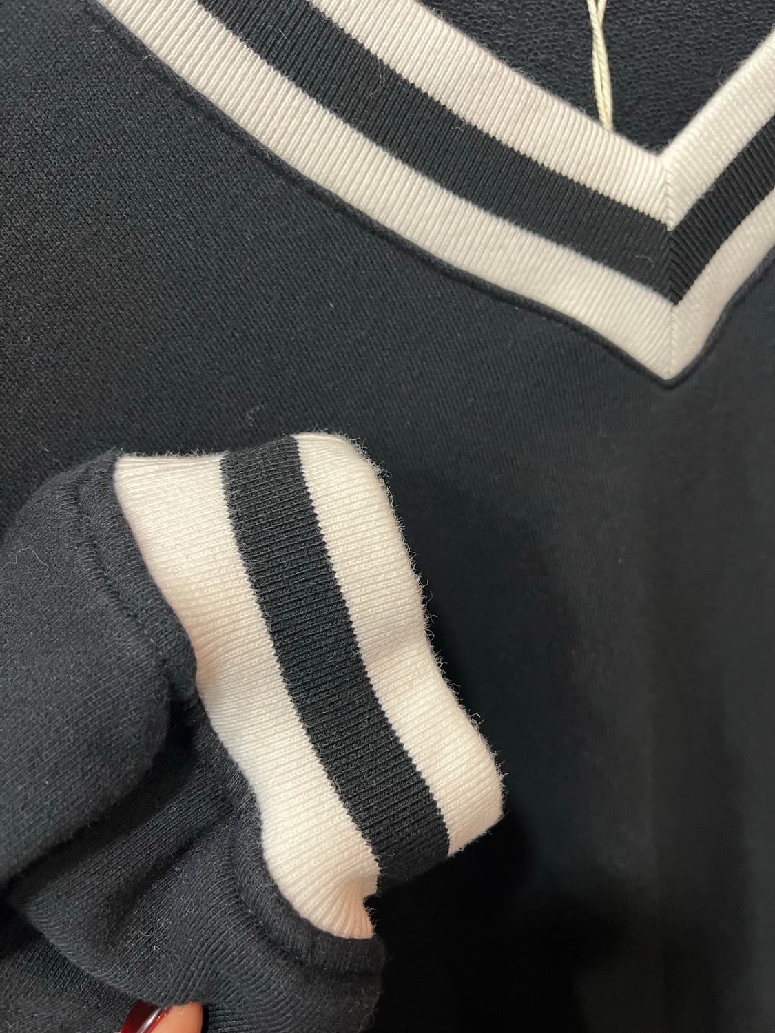 빔즈하트 브이넥 배색 블랙 맨투맨 상품이미지3