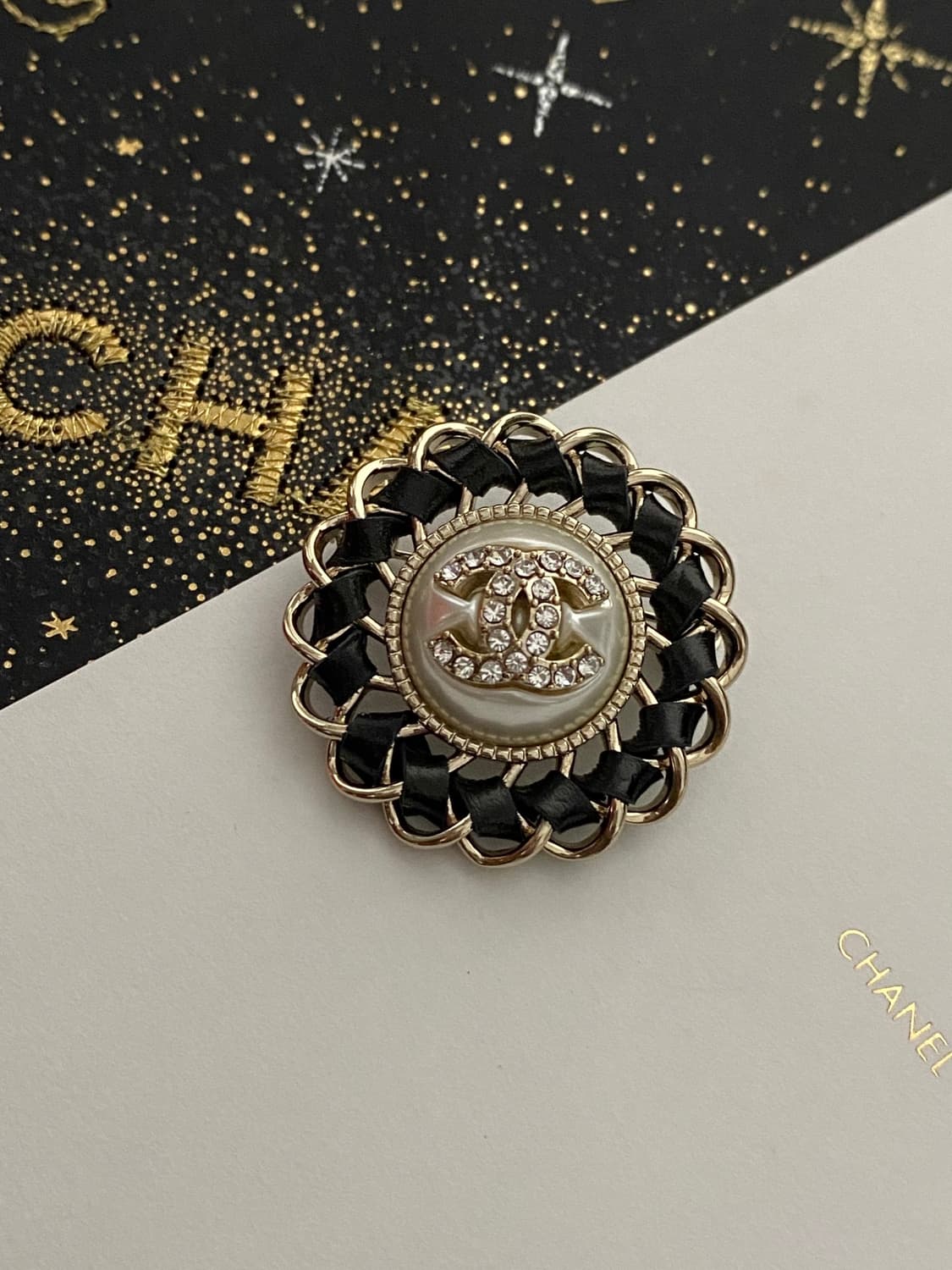 샤넬 정품 크리스탈 CC 체인 레더 업사이클링 브로치 상품이미지2