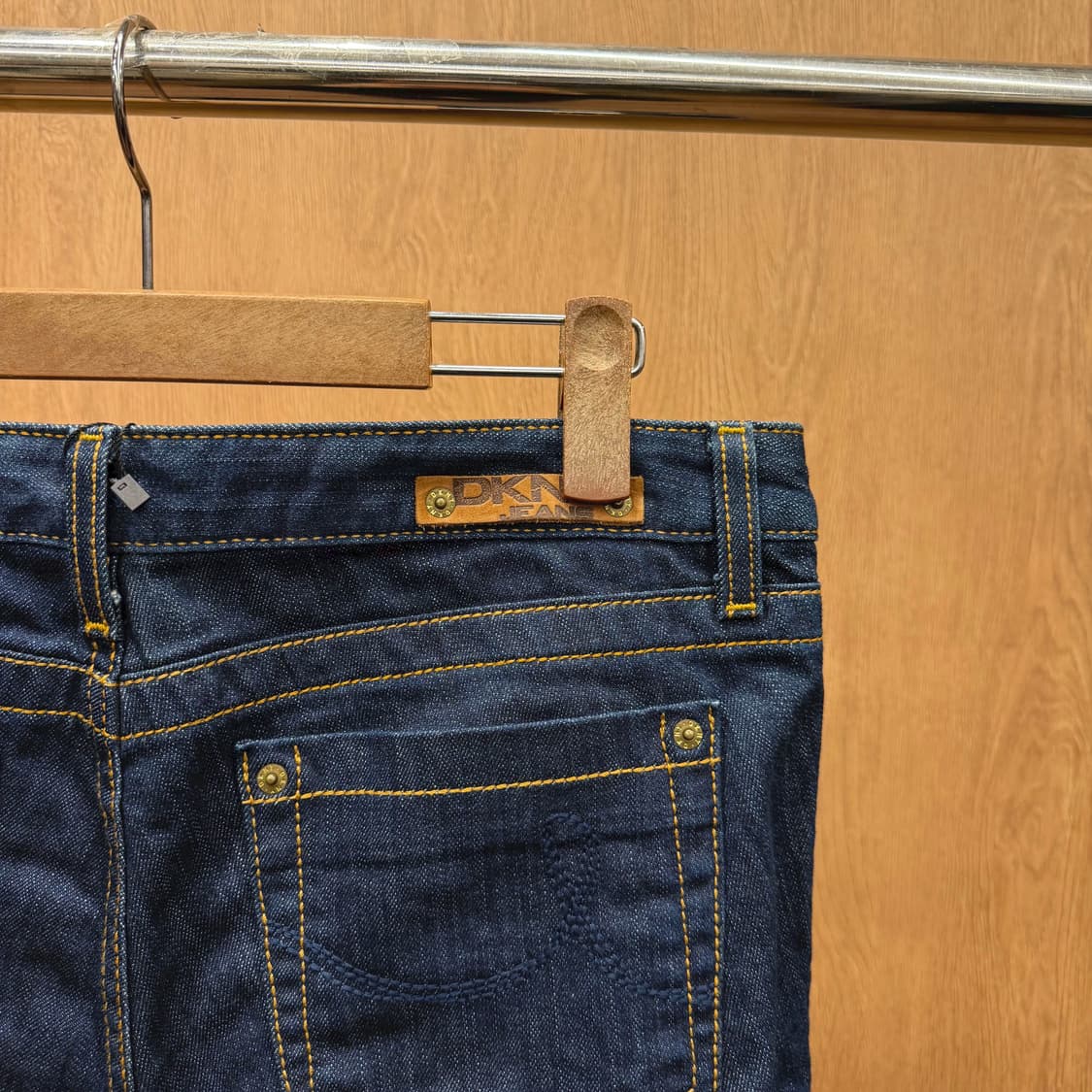DKNY 진스 데님 팬츠 로우라이즈 가죽 로고 패치 세미 부츠컷 인디고 상품이미지5
