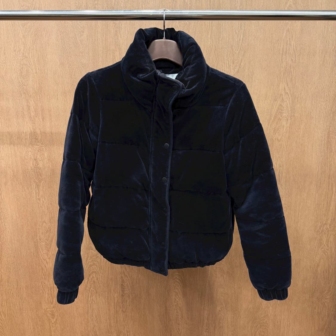 도나카란 뉴욕 스포츠 숏 패딩 점퍼 벨벳 퀄팅 빅 로고 패치 디테일 블랙 상품이미지2