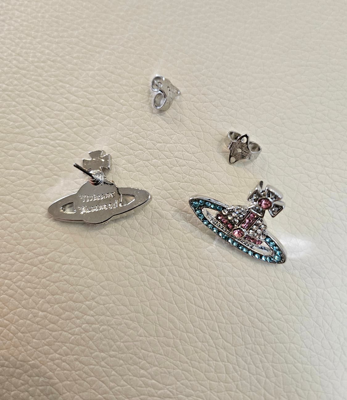 비비안웨스트우드 업사이클링 블루큐빅 귀걸이 상품이미지5