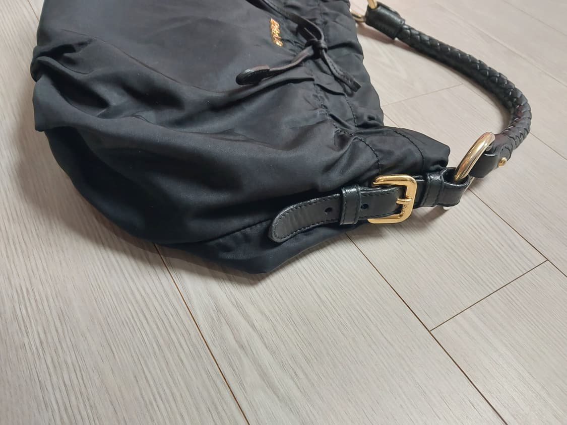 [정품] 프라다 PRADA 블랙 나일론 셔링 호보백 상품이미지3