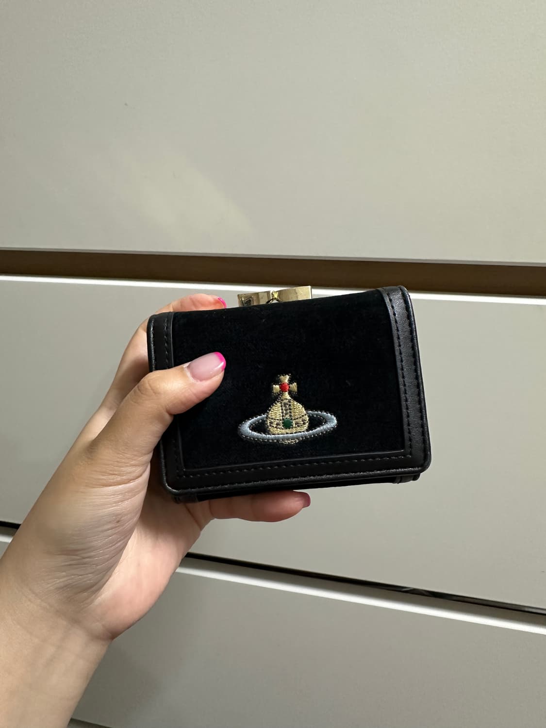 비비안 웨스트우드 오브 로고 벨벳 월렛 블랙 상품이미지1