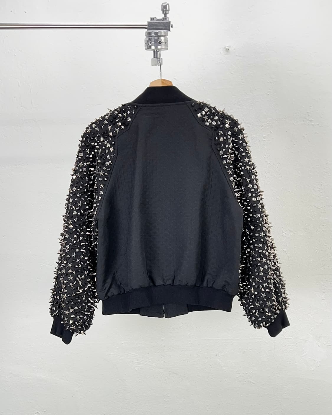시즌와이 시퀸 블랙 스터드 논카라 게스터 봄버 자켓 상품이미지6