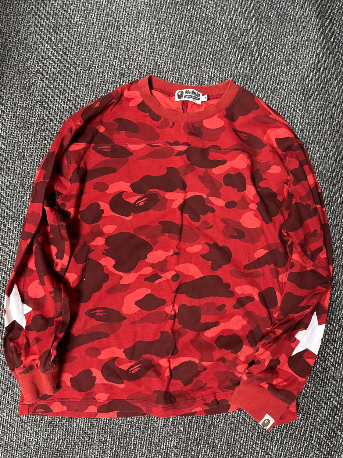 베이프 레드 롱슬리브 판매합니다 상품이미지1