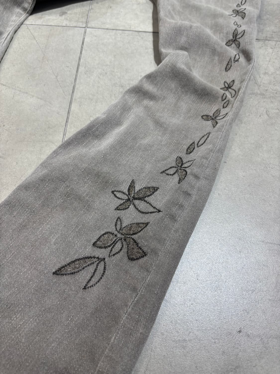 Petit chien 꽃 자수 부츠컷 흑청 데님팬츠 상품이미지4