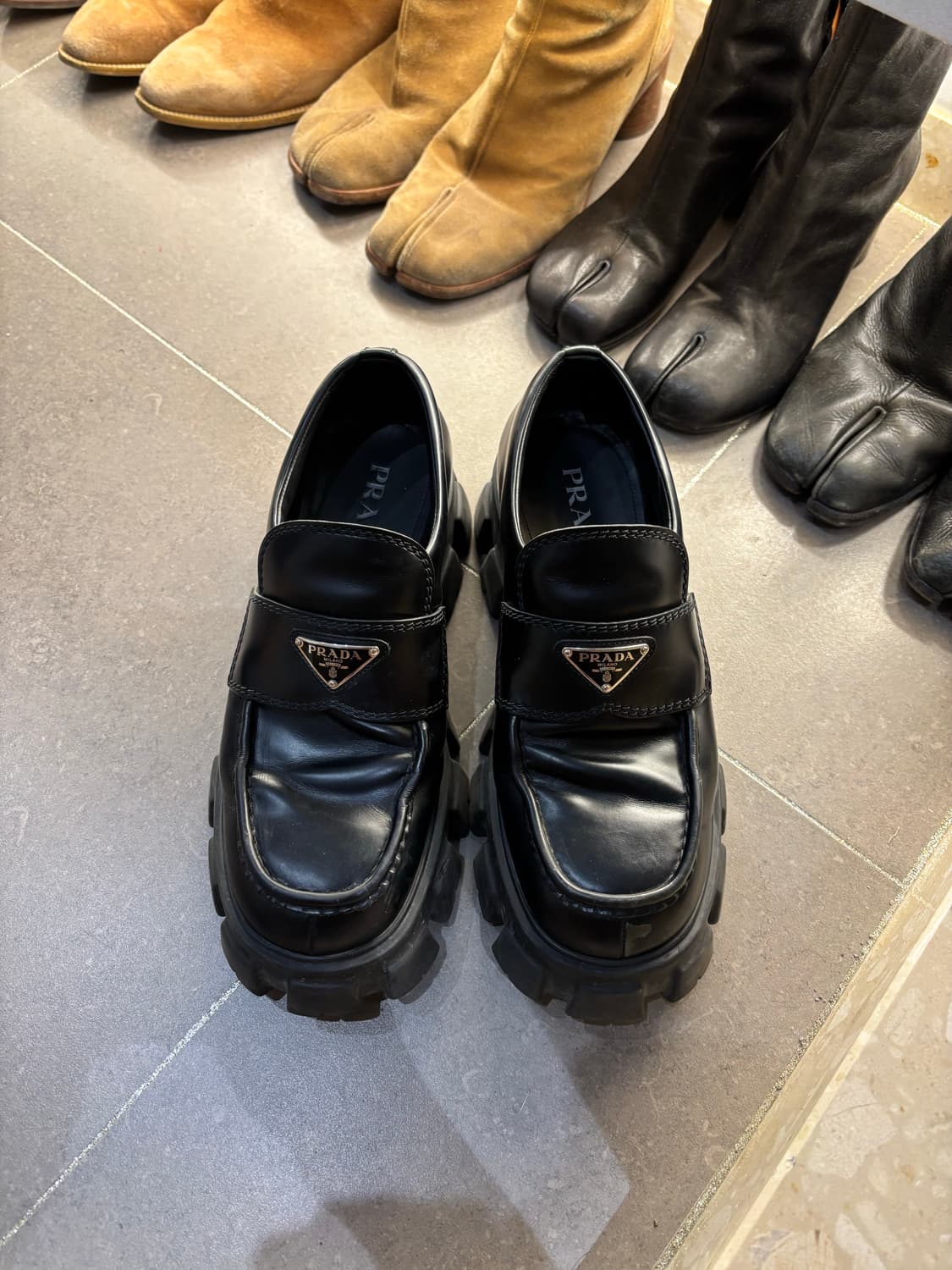 프라다 모놀리스 8.5 팝니다 상품이미지1