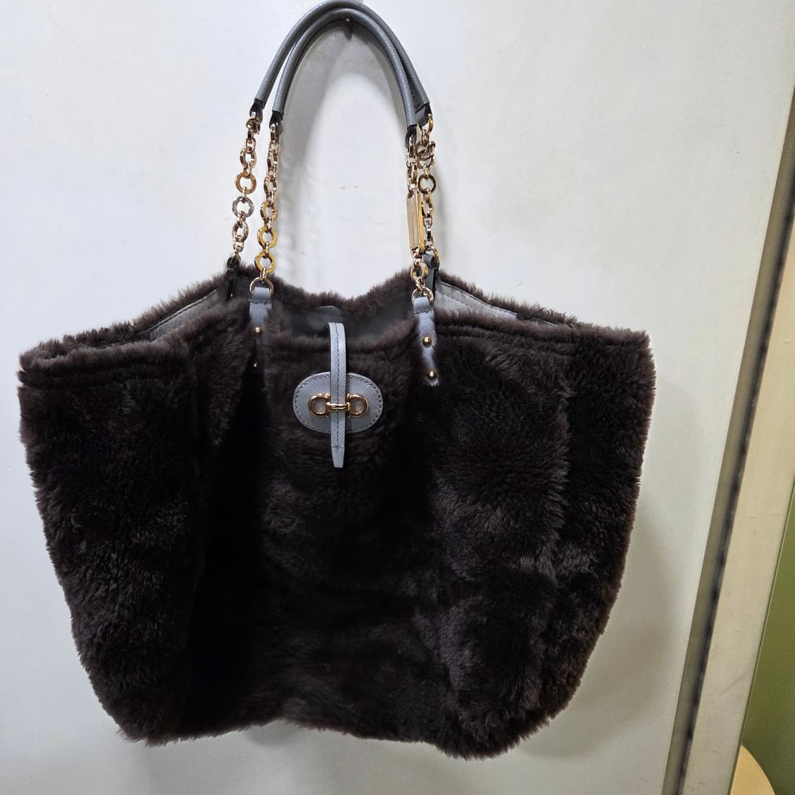 페라가모 무스탕 시어링 토트앤 숄더 상품이미지1