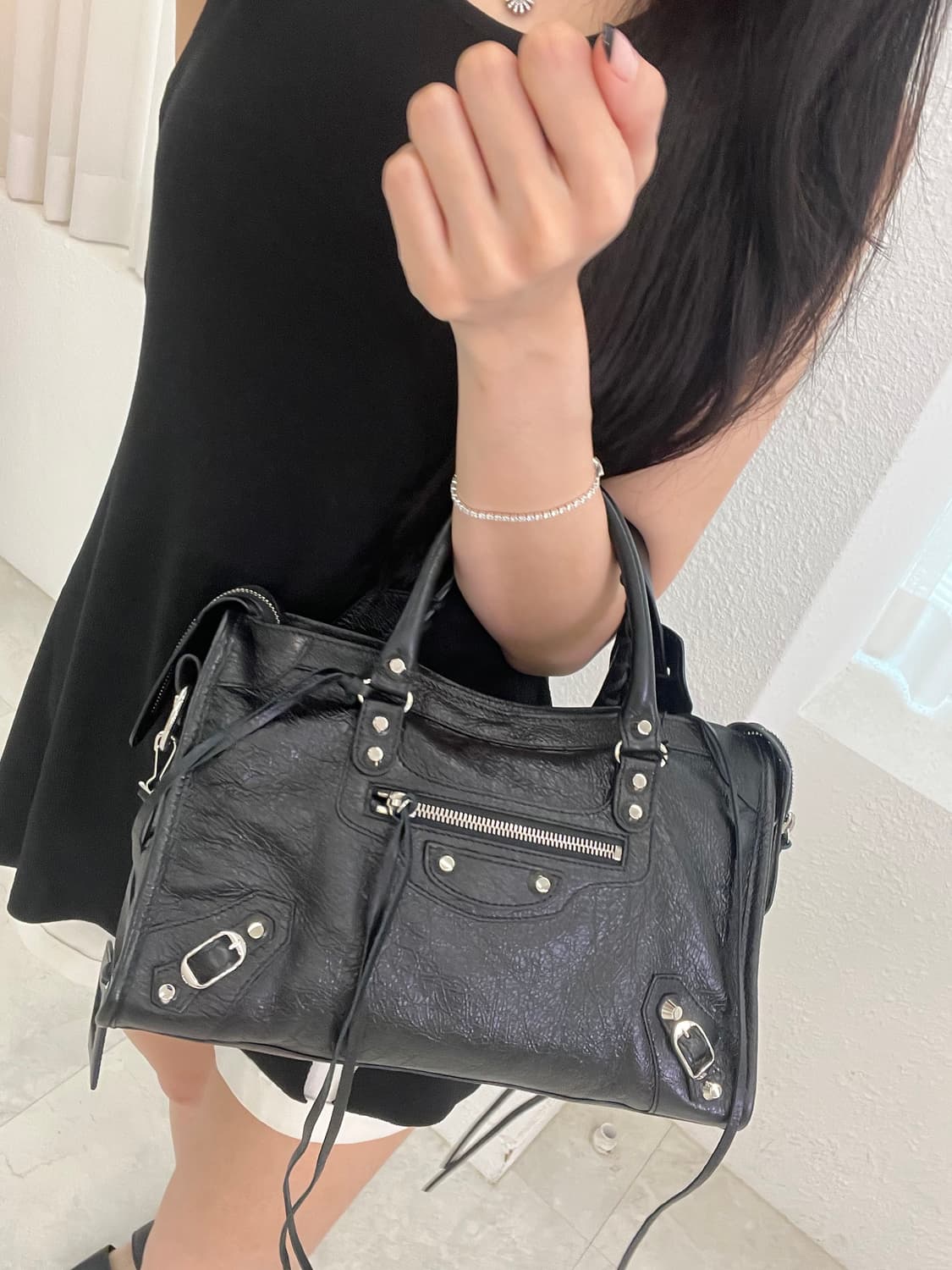 [A+ 정품] 발렌시아가 로고스트랩 시티 모터백 스몰 블랙 상품이미지10