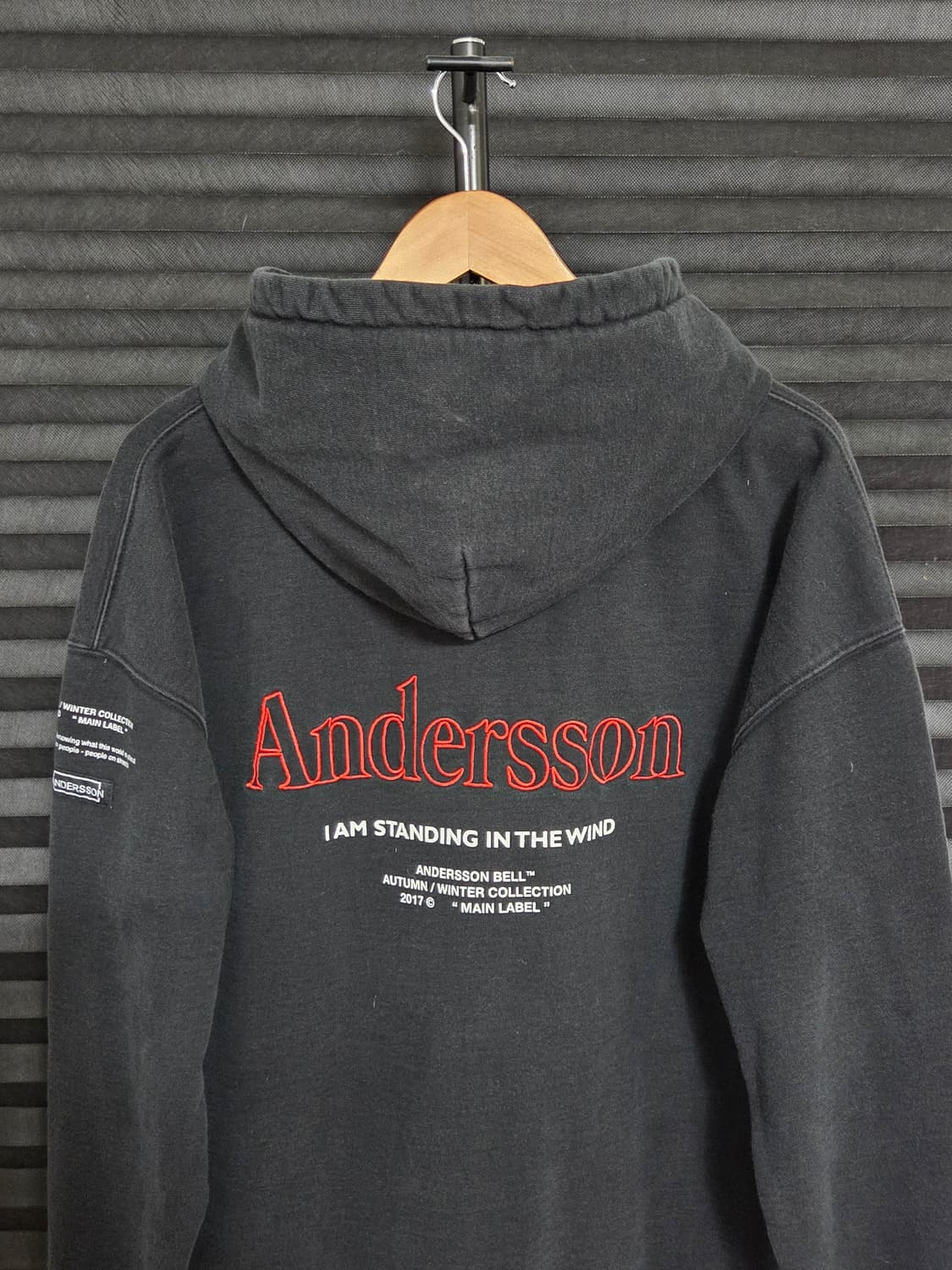 [앤더슨벨] 유니섹스 17A/W 메인 라벨 후드티 | 00122 상품이미지6