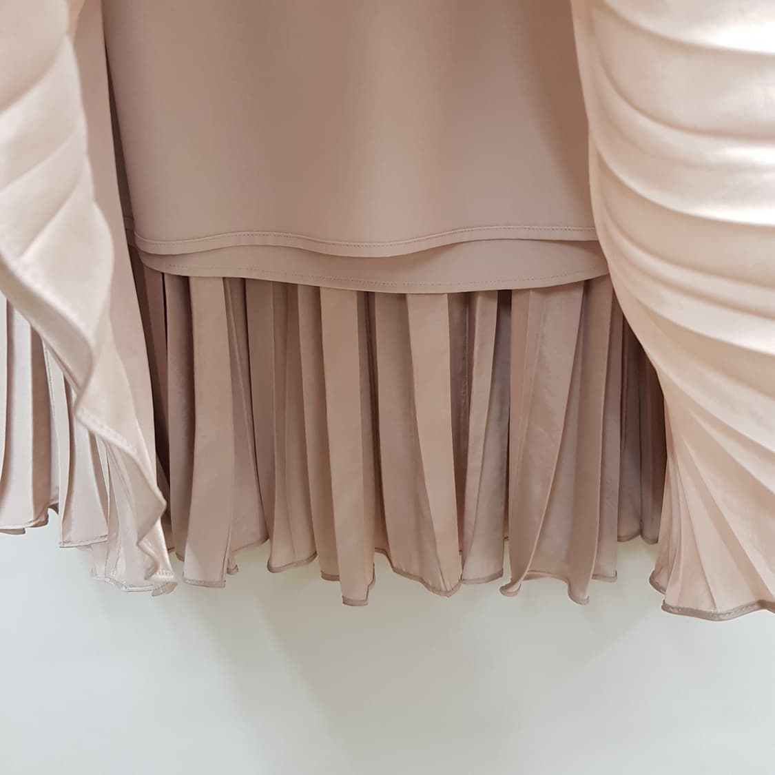 한섬 타임 2021 새틴 플리츠플리즈 스커트 67-98사이즈 상품이미지3