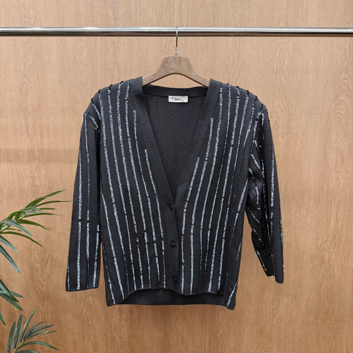 끌로에 울 니트 브이넥 가디건 스팽글 스트라이프 디테일 크롭핏 블랙 상품이미지1