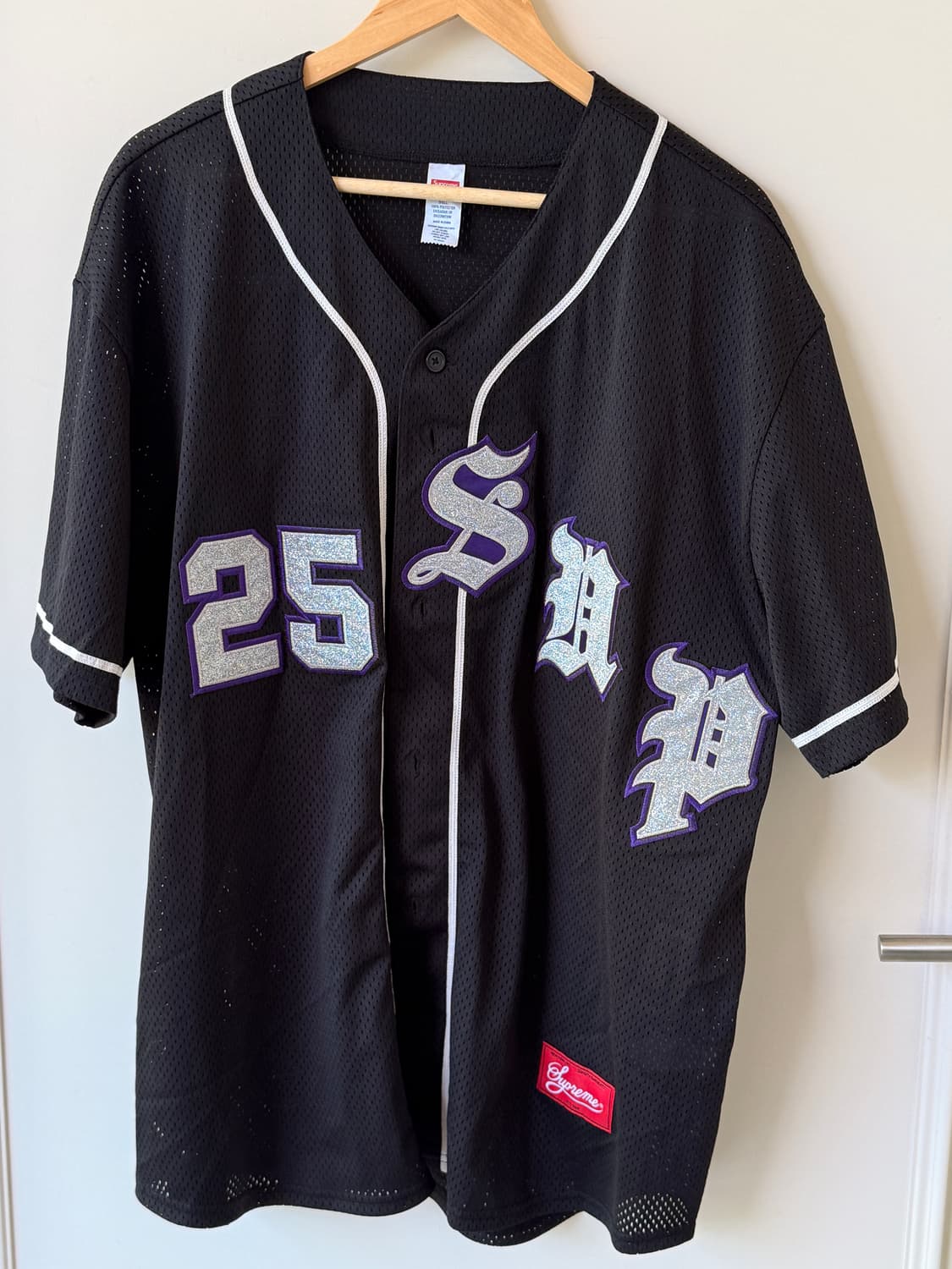  슈프림(SUPREME) 올드 잉글리쉬 베이스볼 저지 블랙 25SS 상품이미지1