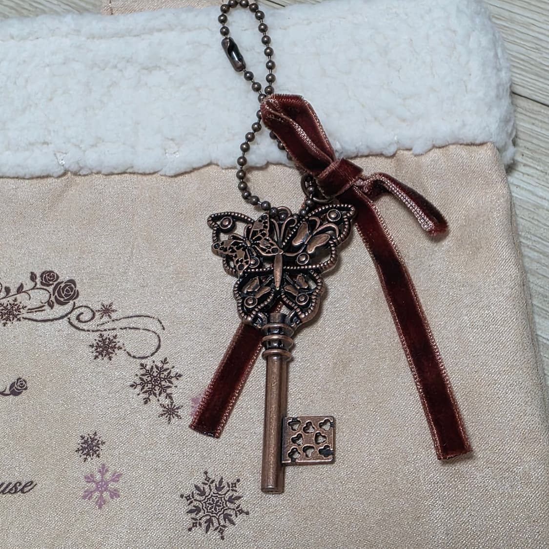 엑시즈팜 일본빈티지)고전 핑크베이지 퍼 로맨틱 로즈 나비열쇠펜던트 가방 상품이미지2