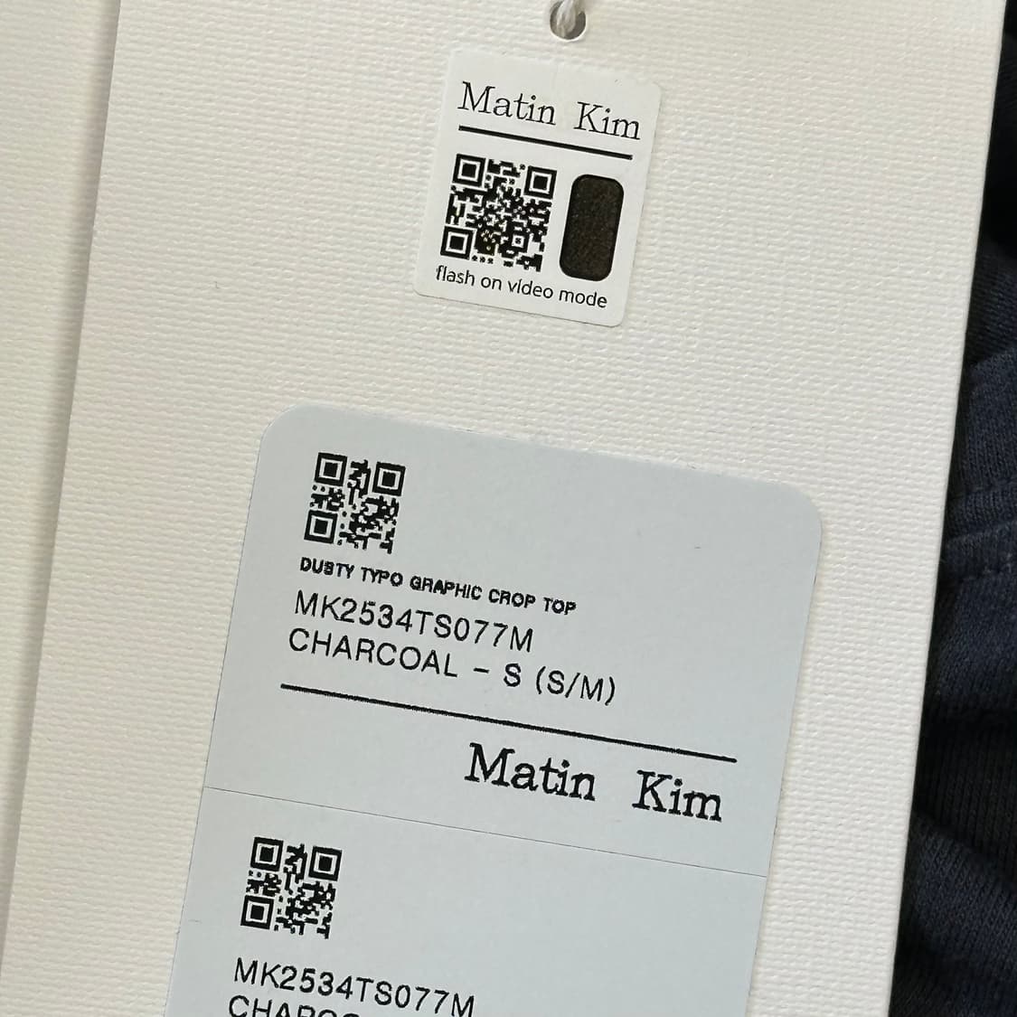 S 새상품 마뗑킴 여성용 피그먼트 로고 챠콜 크롭 반팔티 상품이미지5