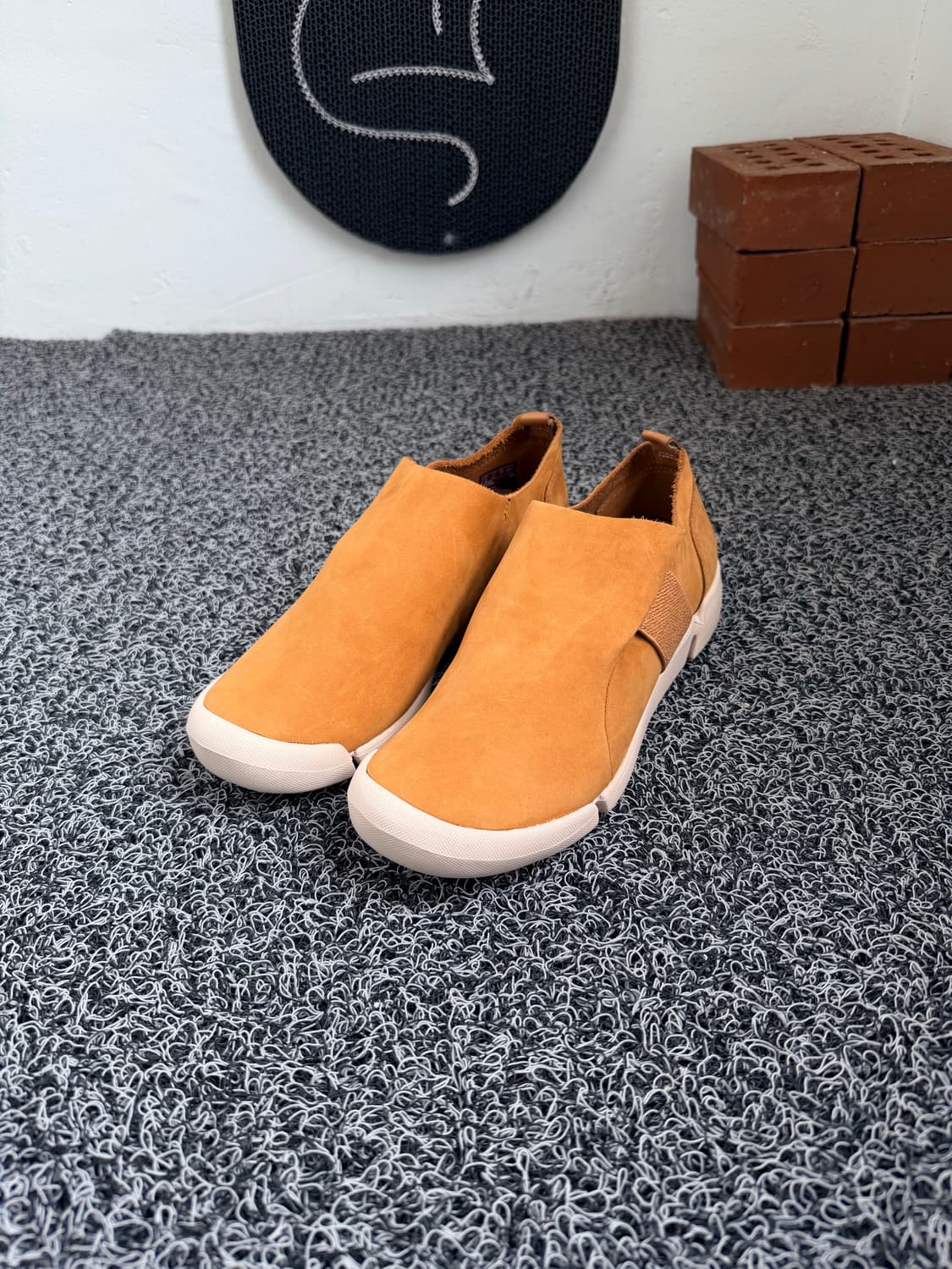 클락스(Clarks) 트리 릴리(Tri Lily) 탄 누벅 슬립온 상품이미지1