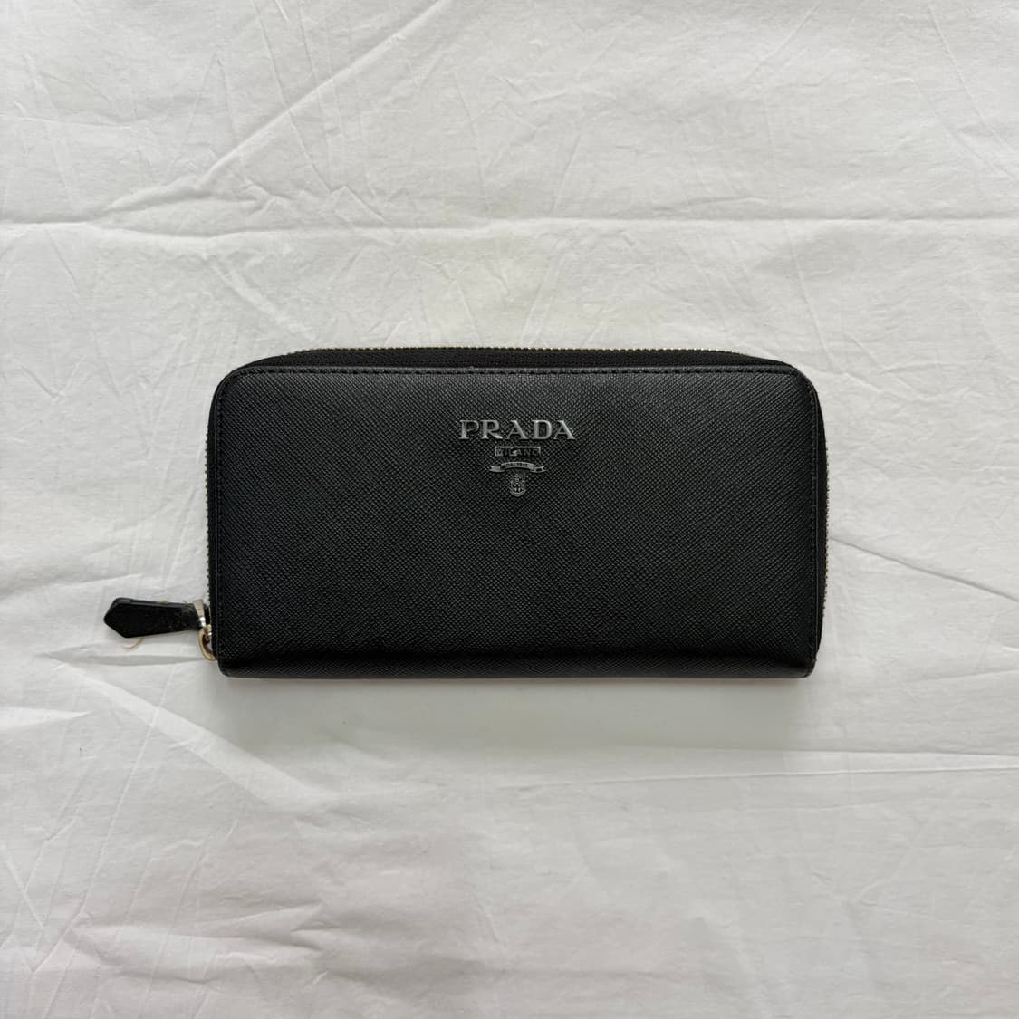 프라다 사피아노 메탈 로고 지퍼 장지갑 상품이미지1