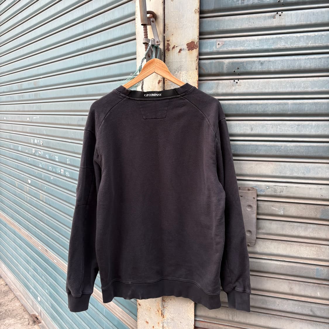 씨피컴퍼니 블랙 클래식 스웻셔츠 상품이미지4