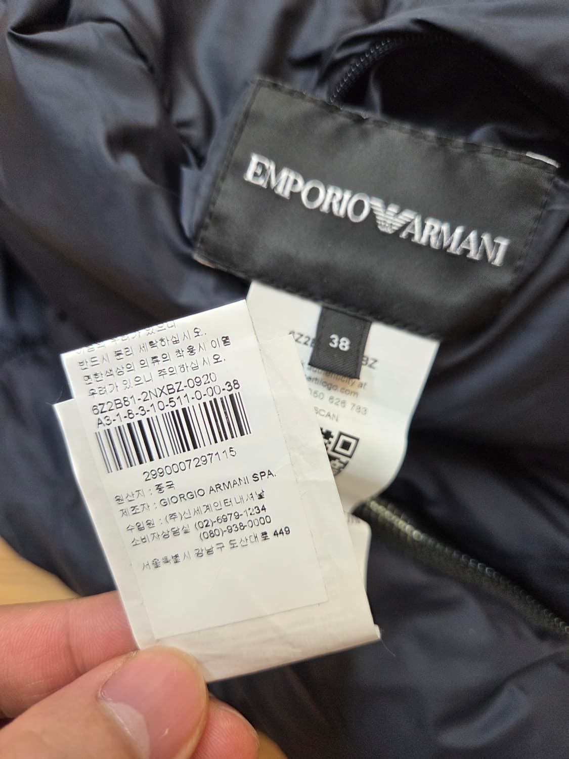 엠포리오 아르마니 블랙 패딩 판매합니다. 무난한 디자인이라 여기저기 잘  상품이미지8