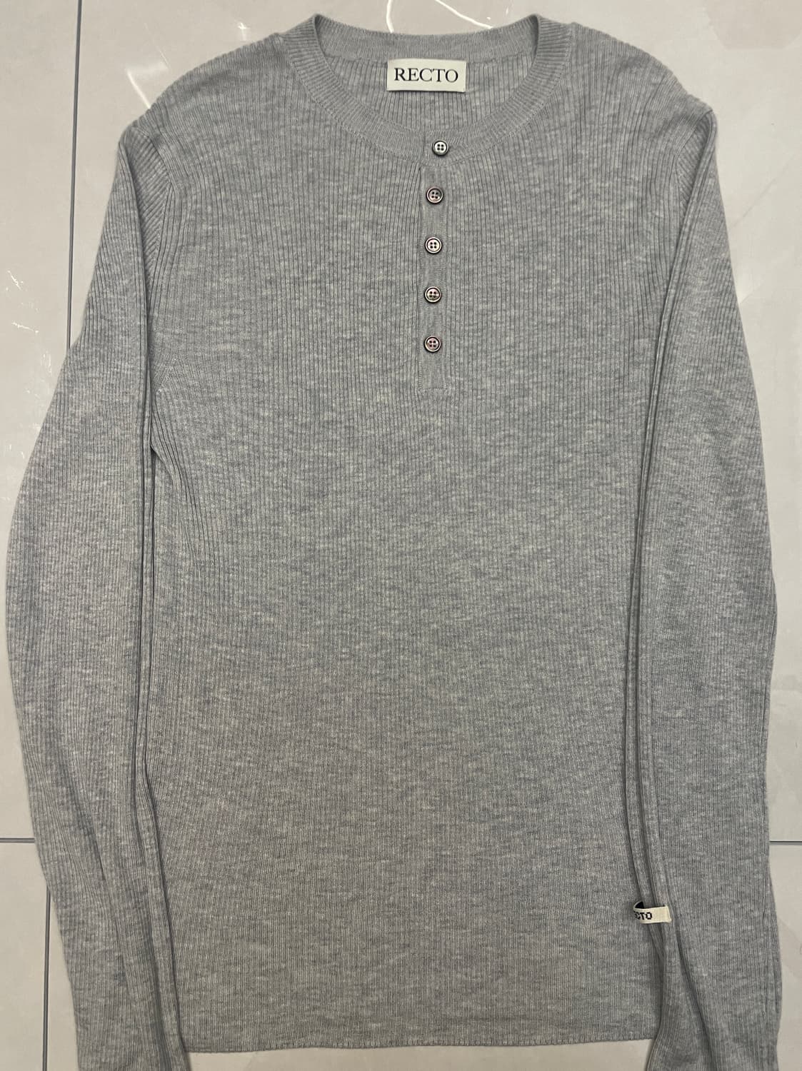 렉토 24SS 자카드 패치 헨리넥 니트 멜란지 그레이 상품이미지2